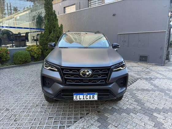 TOYOTA HILUX SW4 2.8 D-4D TURBO DIESEL SRX 7L 4X4 AUTOMÁTICO TOYOTA HILUX SW4 2.8 D-4D TURBO DIESEL SRX 7L 4X4 AUTOMÁTICO